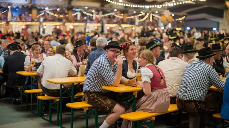 a-photo-of-the-oktoberfest-festival-there-are-many-5B8KcAxFR46QodreMSXTFg-Q9YbPZ80RNSRVPyOj69Aig